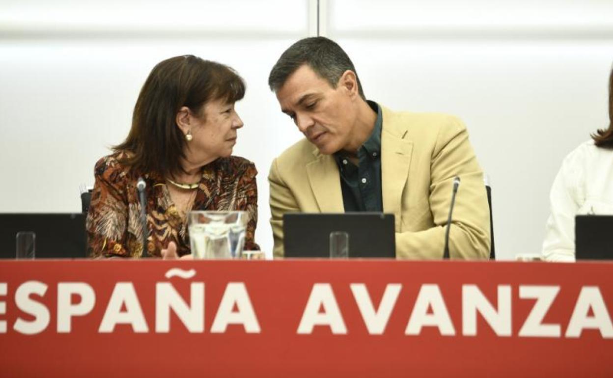 Cristina Narbona y Pedro Sánchez, este jueves, en la reunión de la comisión de la Ejecutiva Federal del PSOE en Ferraz.