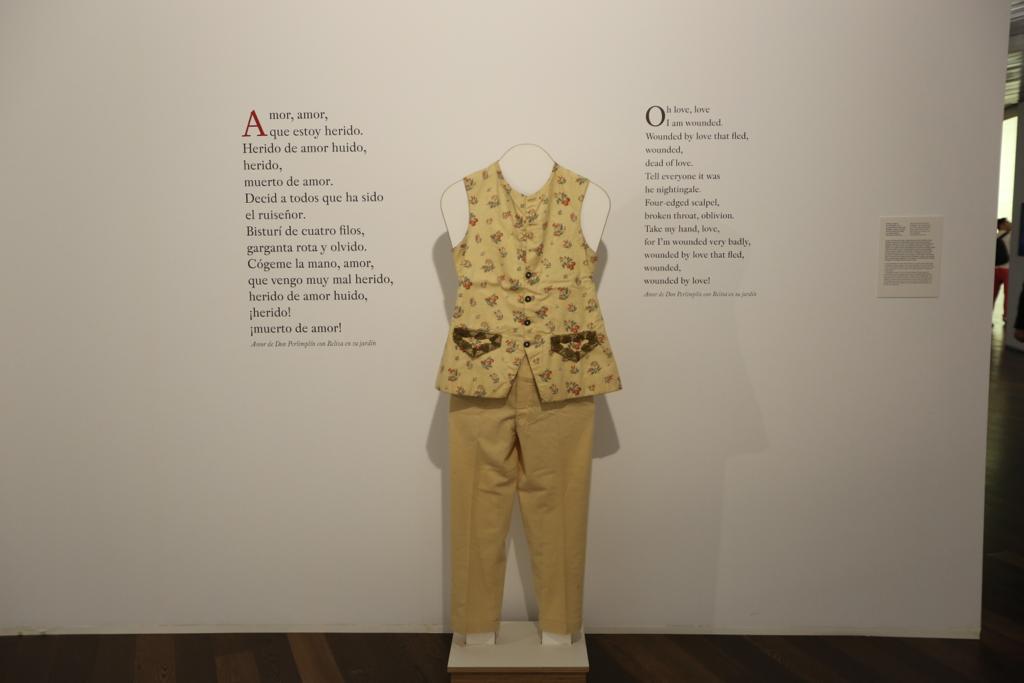 A través de una amplia muestra del archivo personal recién incorporado al Centro, la muestra se asoma a temas centrales de la vida y obra del poeta: el amor, el deseo y el sexo