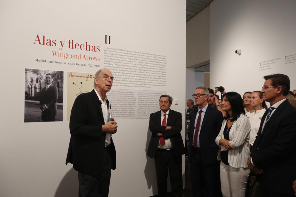 A través de una amplia muestra del archivo personal recién incorporado al Centro, la muestra se asoma a temas centrales de la vida y obra del poeta: el amor, el deseo y el sexo