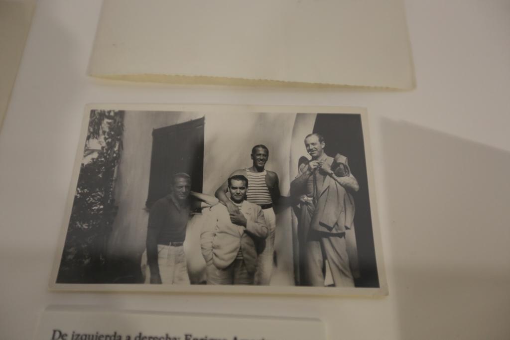 A través de una amplia muestra del archivo personal recién incorporado al Centro, la muestra se asoma a temas centrales de la vida y obra del poeta: el amor, el deseo y el sexo