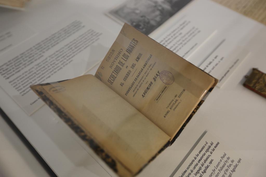 A través de una amplia muestra del archivo personal recién incorporado al Centro, la muestra se asoma a temas centrales de la vida y obra del poeta: el amor, el deseo y el sexo