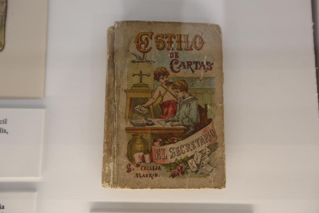 A través de una amplia muestra del archivo personal recién incorporado al Centro, la muestra se asoma a temas centrales de la vida y obra del poeta: el amor, el deseo y el sexo