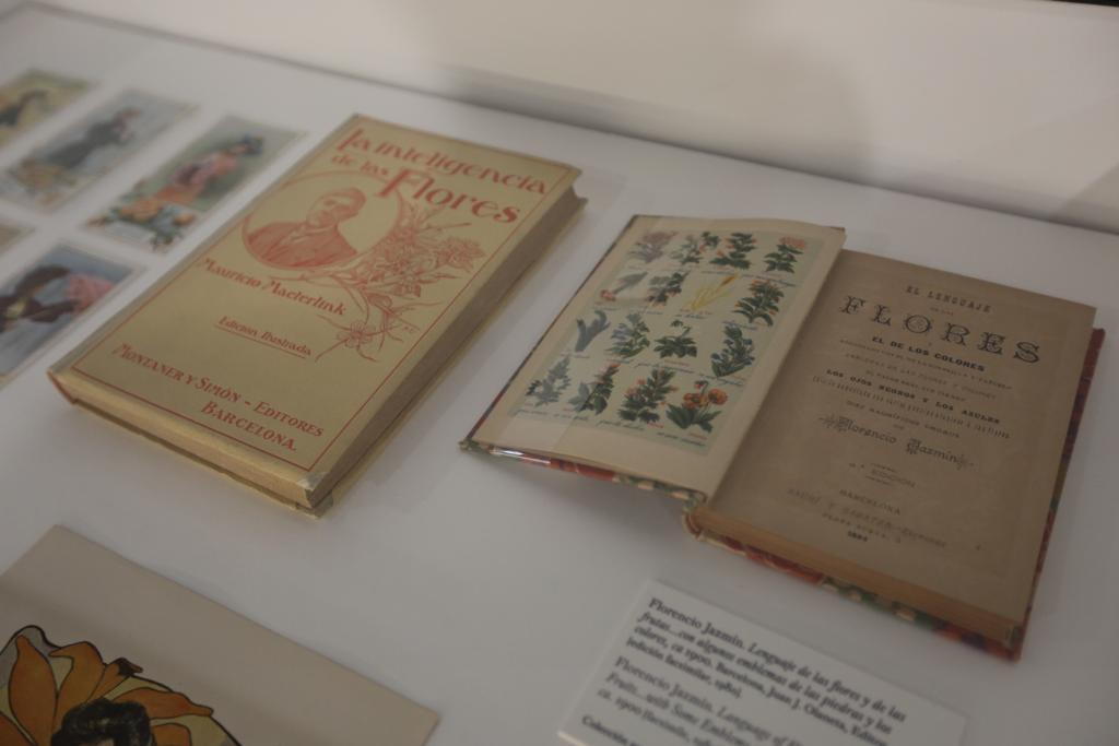 A través de una amplia muestra del archivo personal recién incorporado al Centro, la muestra se asoma a temas centrales de la vida y obra del poeta: el amor, el deseo y el sexo