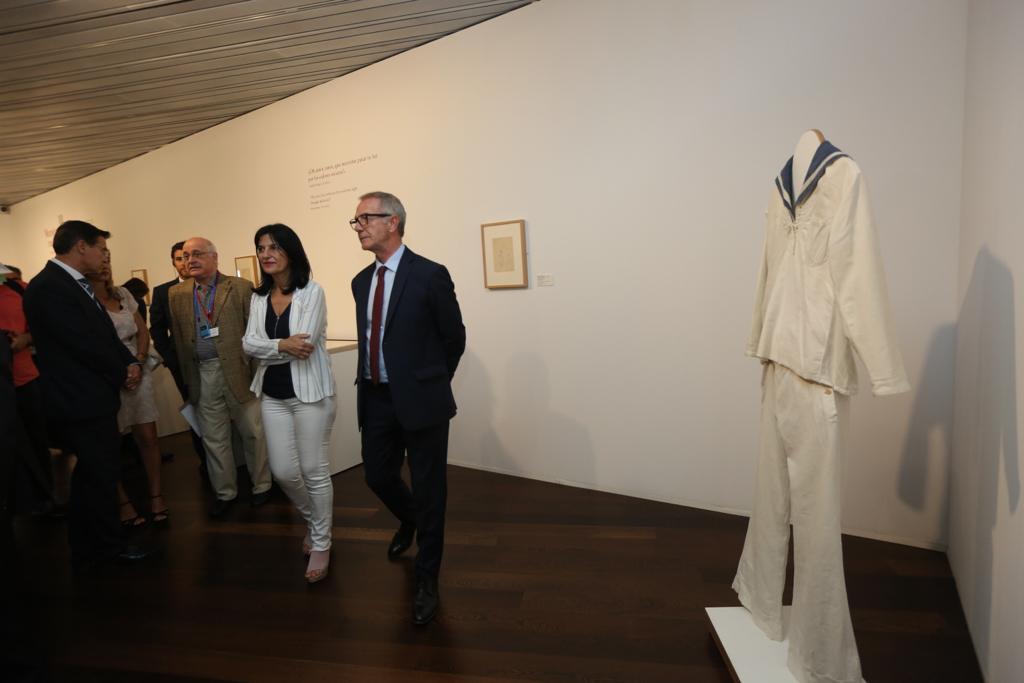 A través de una amplia muestra del archivo personal recién incorporado al Centro, la muestra se asoma a temas centrales de la vida y obra del poeta: el amor, el deseo y el sexo