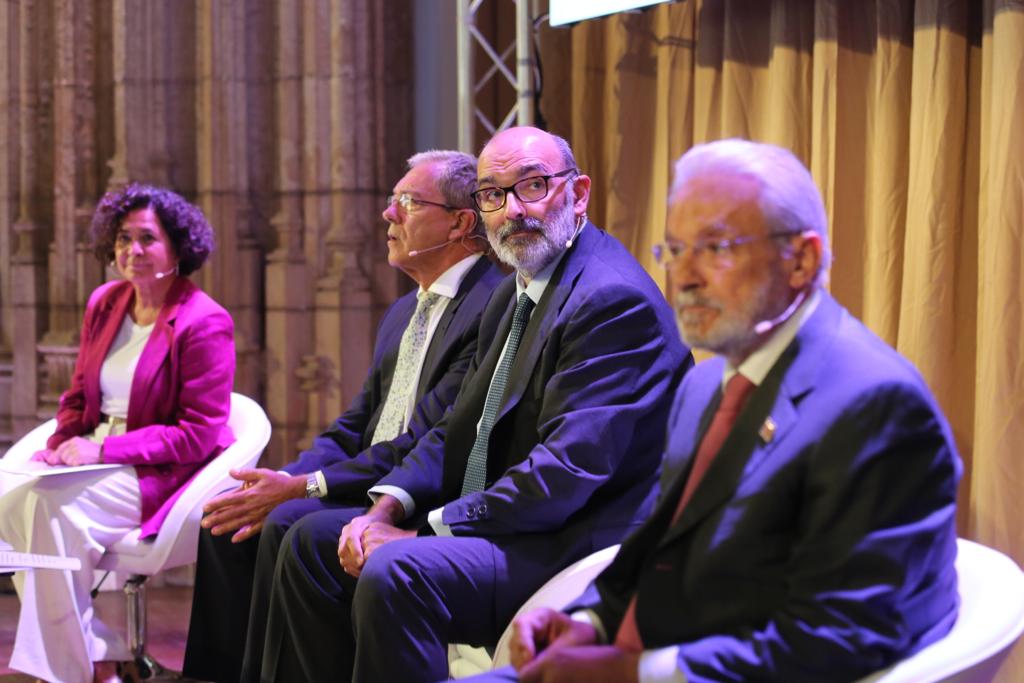 Fernando Abril-Martorell ha estado en este acto que ha tenido lugar en el Crucero del Hospital Real