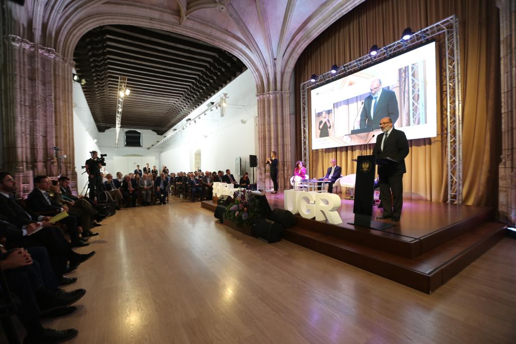 Fernando Abril-Martorell ha estado en este acto que ha tenido lugar en el Crucero del Hospital Real