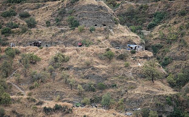 Hilera de cuatro cuevas al borde del barranco. 