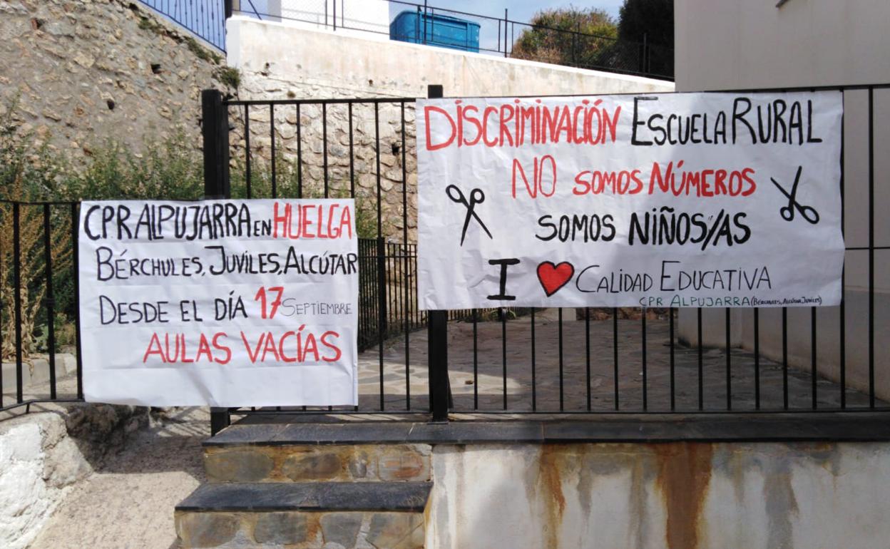 Huelga estudiantil en Granada: Cuarto día sin ir a clase en los colegios de Bérchules y Torvizcón por el cierre de unidades y la falta de profesores