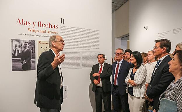 Christopher Maurer explica las piezas expuestas en la visita guiada que se desarrolló después del acto inaugural de ayer.