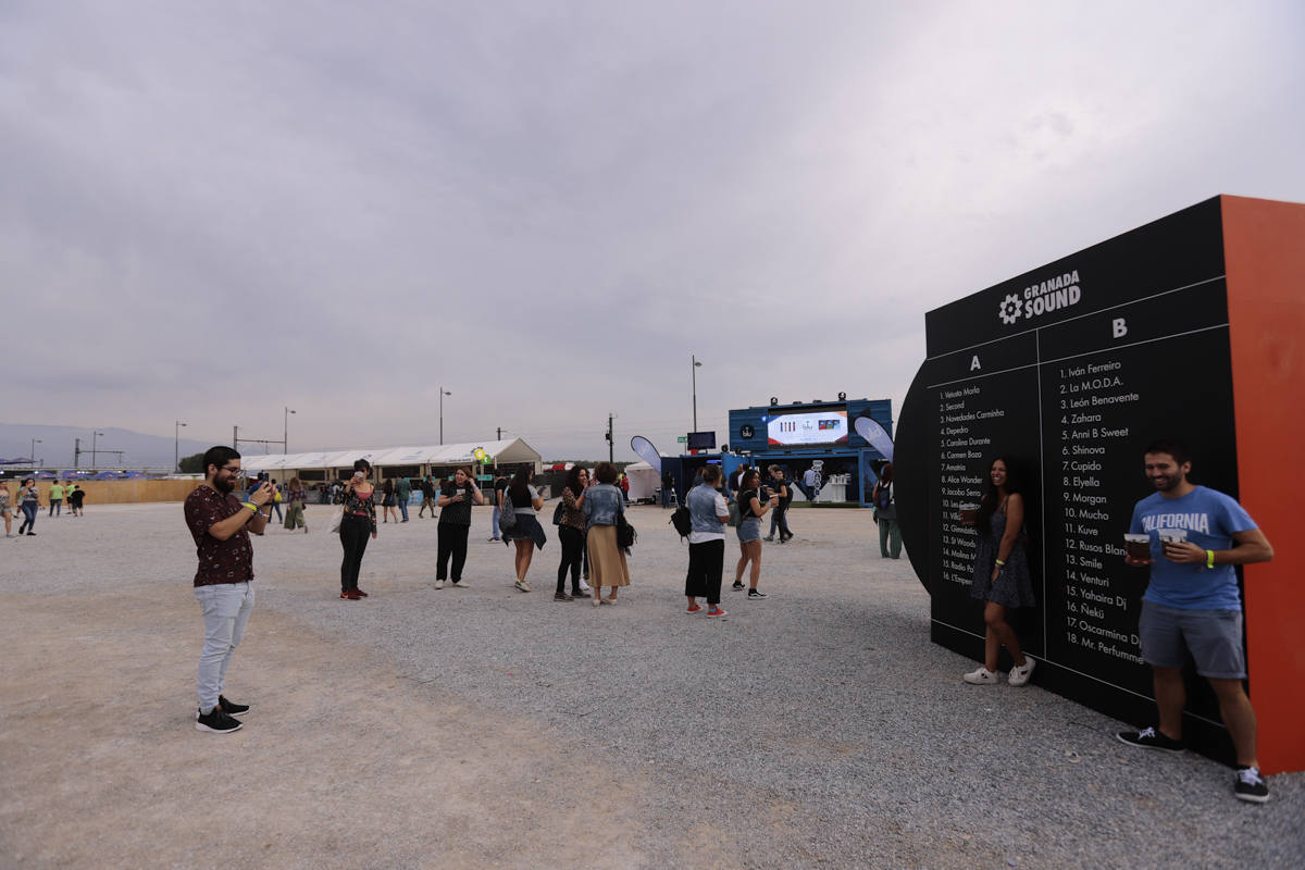 El festival con el que 'acaba el verano' reúne a miles de personas en el Cortijo del Conde de Granada 