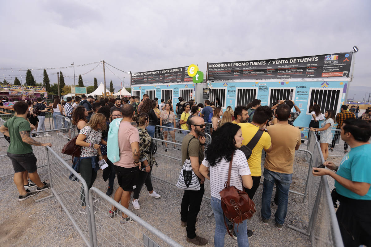 El festival con el que 'acaba el verano' reúne a miles de personas en el Cortijo del Conde de Granada 