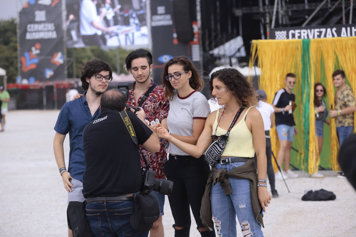 El festival con el que 'acaba el verano' reúne a miles de personas en el Cortijo del Conde de Granada 