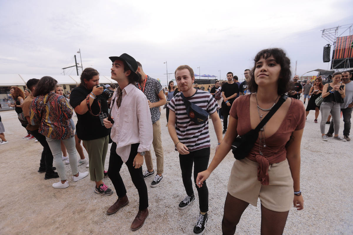 El festival con el que 'acaba el verano' reúne a miles de personas en el Cortijo del Conde de Granada 