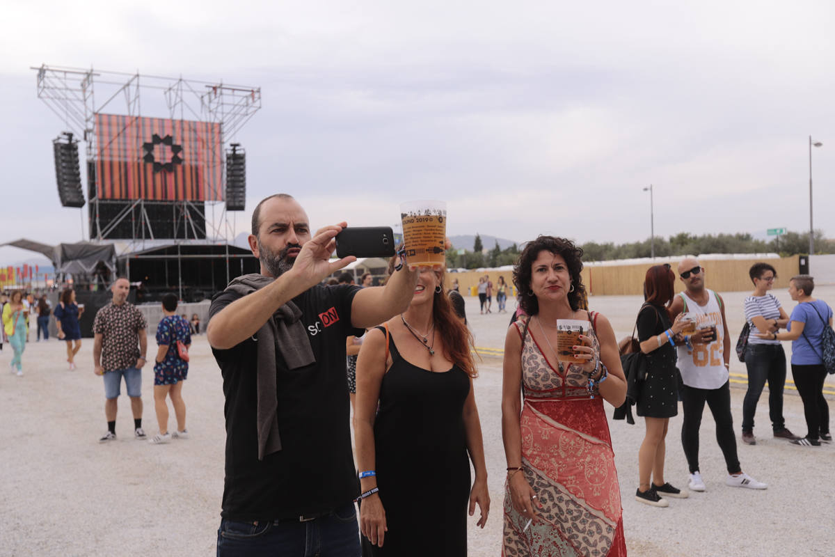 El festival con el que 'acaba el verano' reúne a miles de personas en el Cortijo del Conde de Granada 
