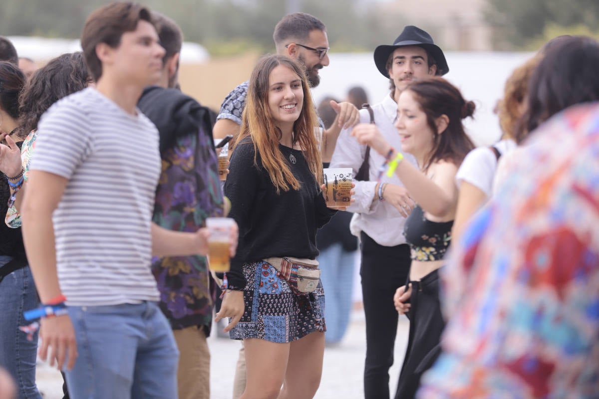 El festival con el que 'acaba el verano' reúne a miles de personas en el Cortijo del Conde de Granada 