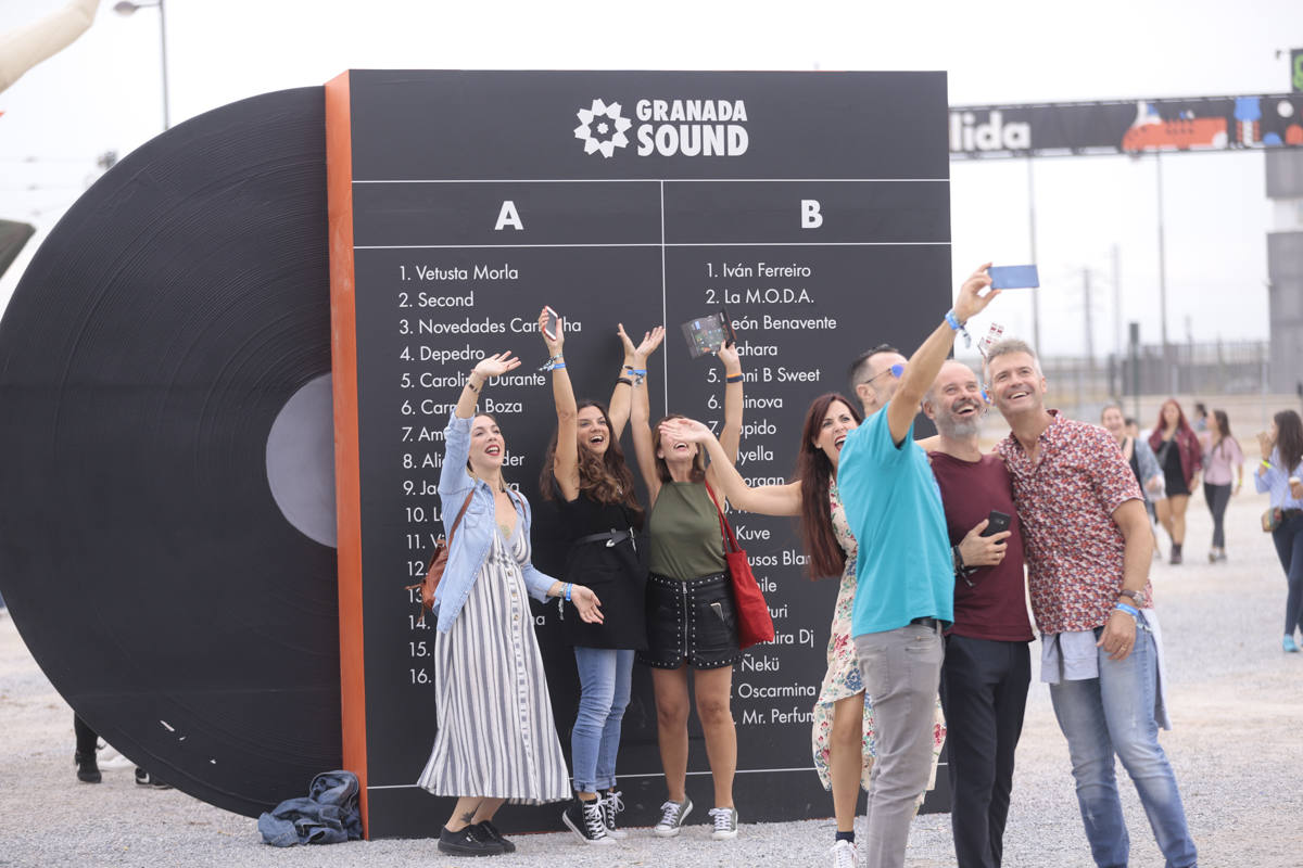 El festival con el que 'acaba el verano' reúne a miles de personas en el Cortijo del Conde de Granada 