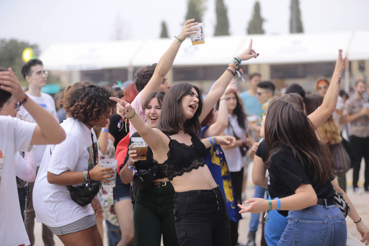 El festival con el que 'acaba el verano' reúne a miles de personas en el Cortijo del Conde de Granada 