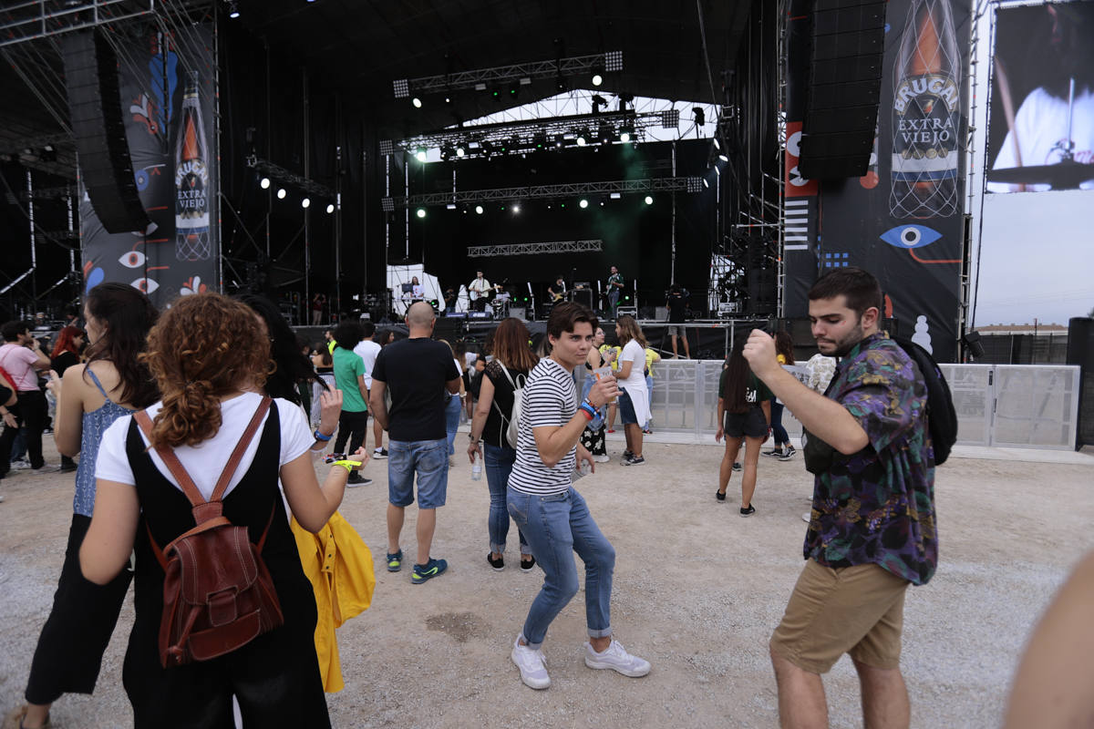 El festival con el que 'acaba el verano' reúne a miles de personas en el Cortijo del Conde de Granada 