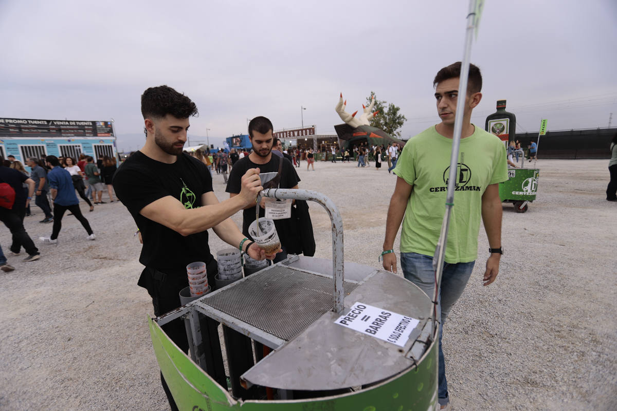 El festival con el que 'acaba el verano' reúne a miles de personas en el Cortijo del Conde de Granada 