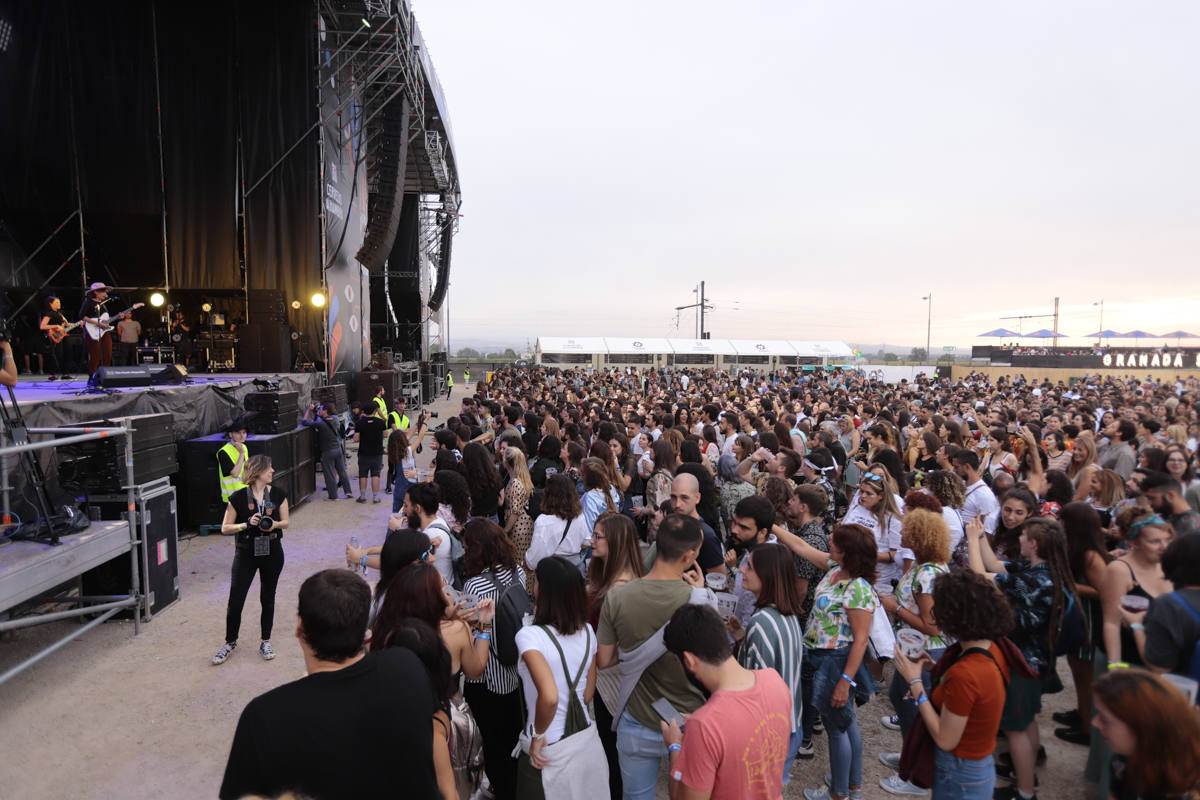 El festival con el que 'acaba el verano' reúne a miles de personas en el Cortijo del Conde de Granada 