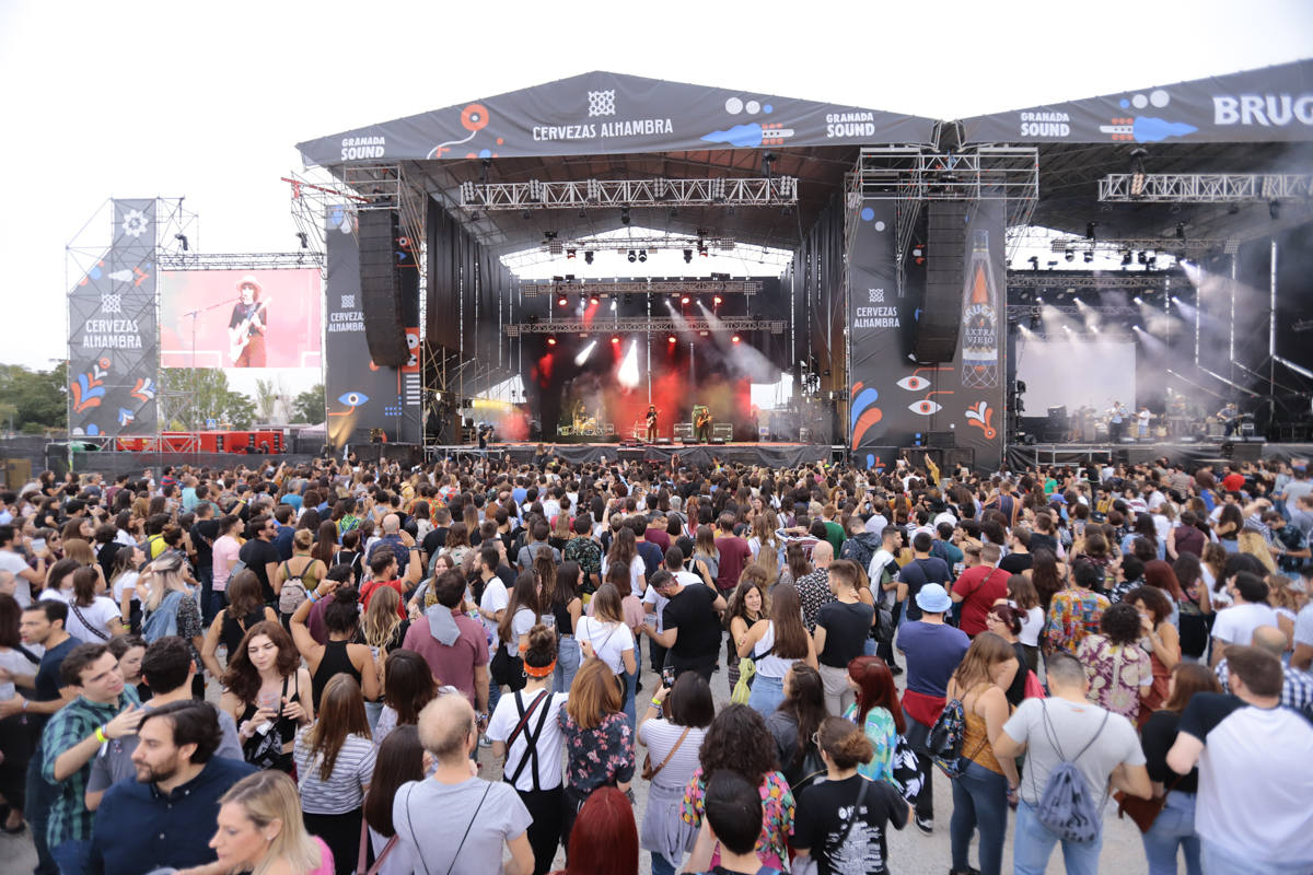 El festival con el que 'acaba el verano' reúne a miles de personas en el Cortijo del Conde de Granada 