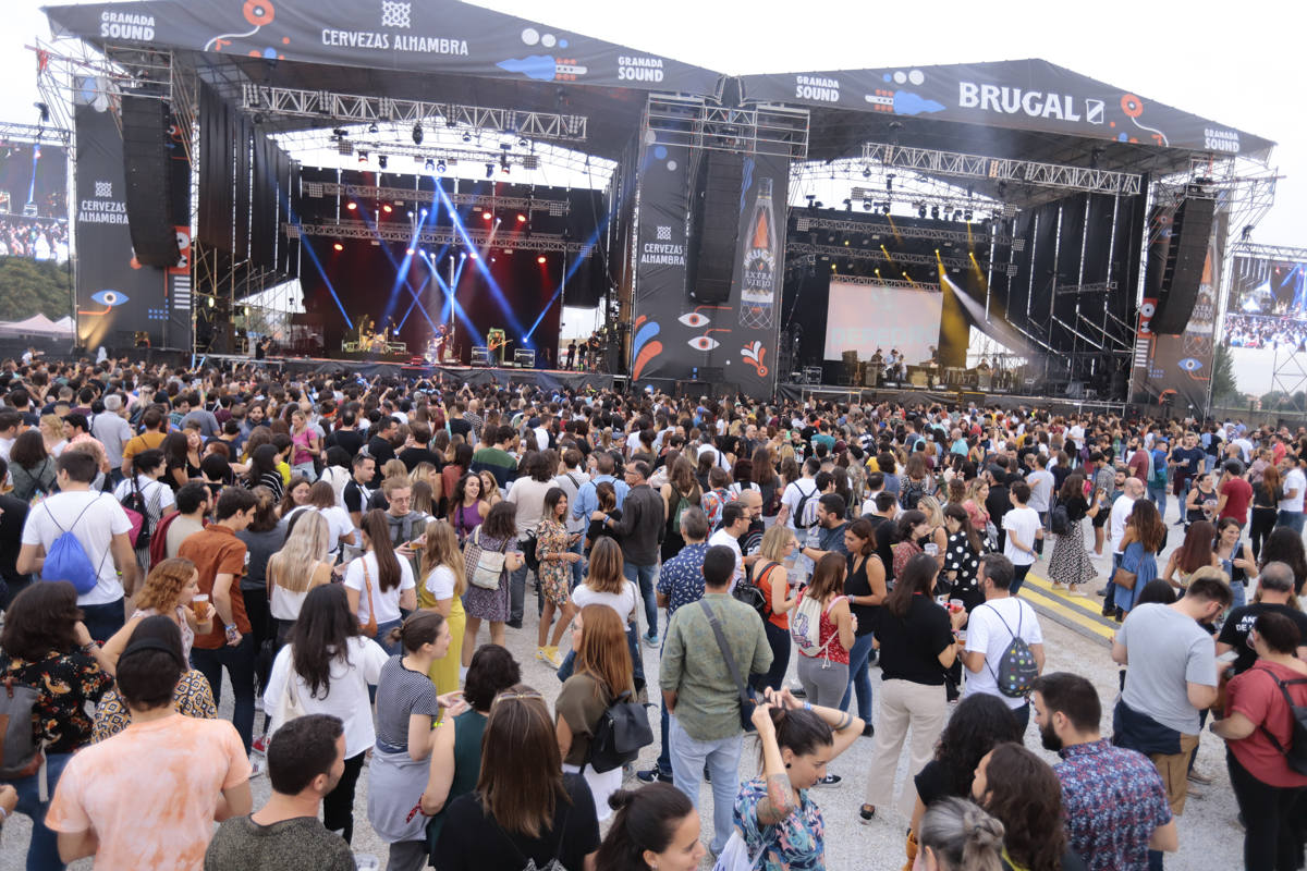 El festival con el que 'acaba el verano' reúne a miles de personas en el Cortijo del Conde de Granada 