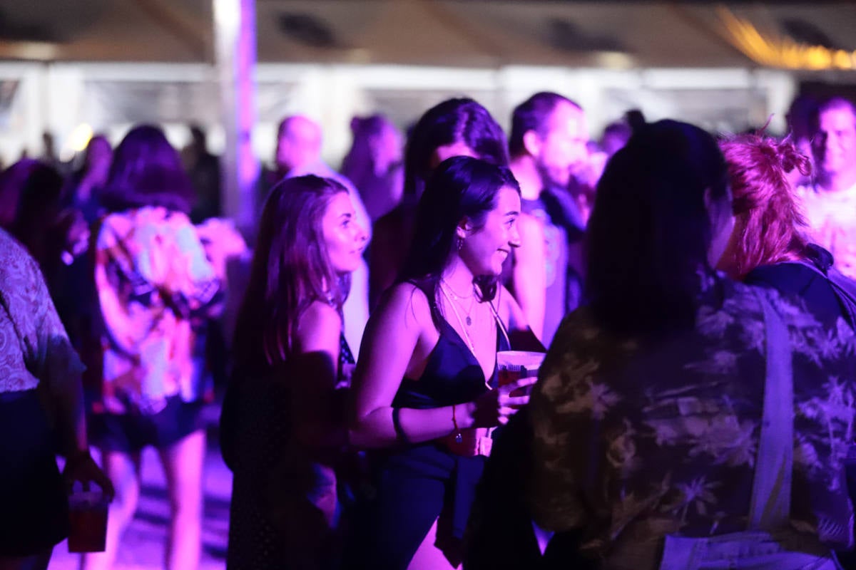 El festival con el que 'acaba el verano' reúne a miles de personas en el Cortijo del Conde de Granada 