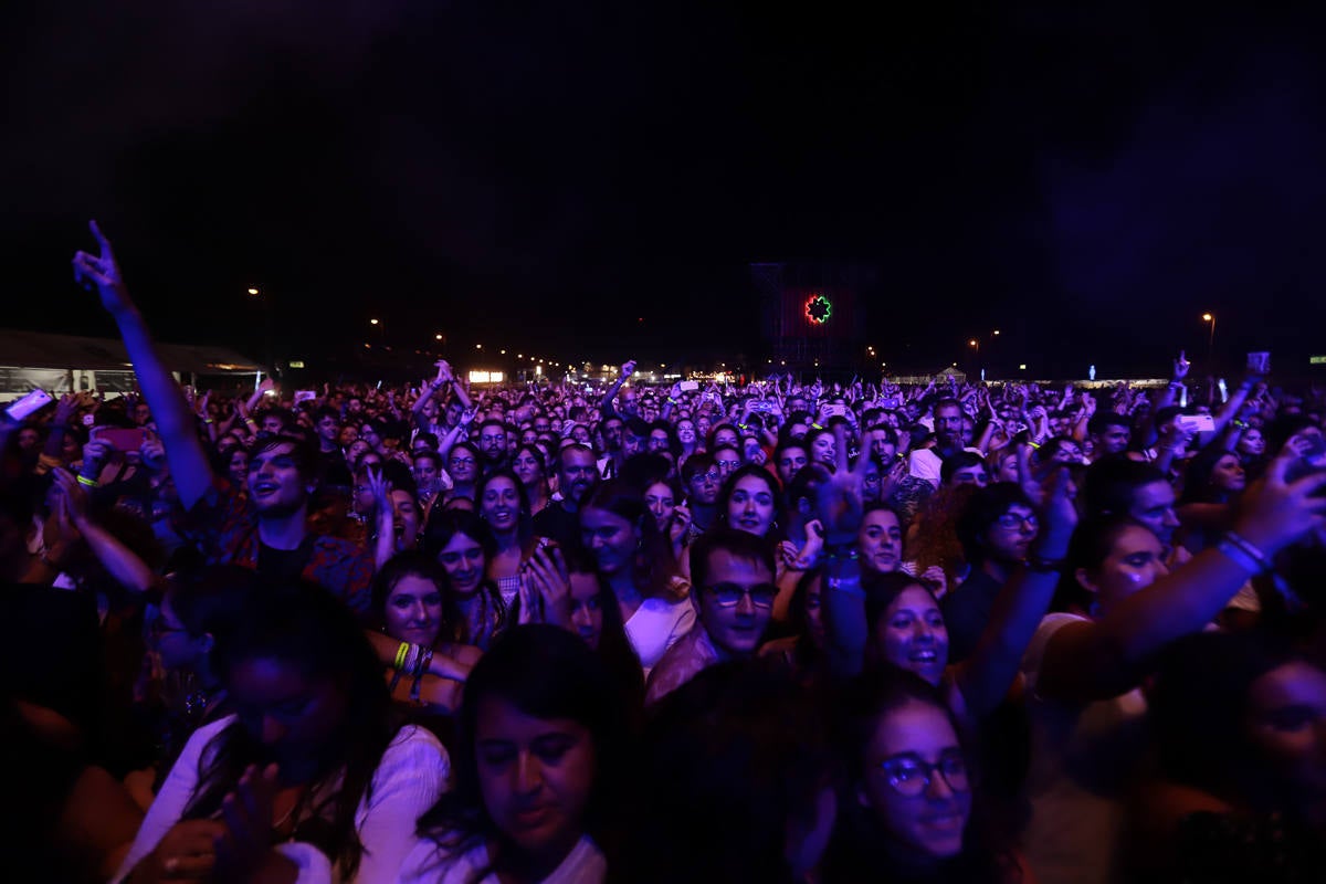 El festival con el que 'acaba el verano' reúne a miles de personas en el Cortijo del Conde de Granada 