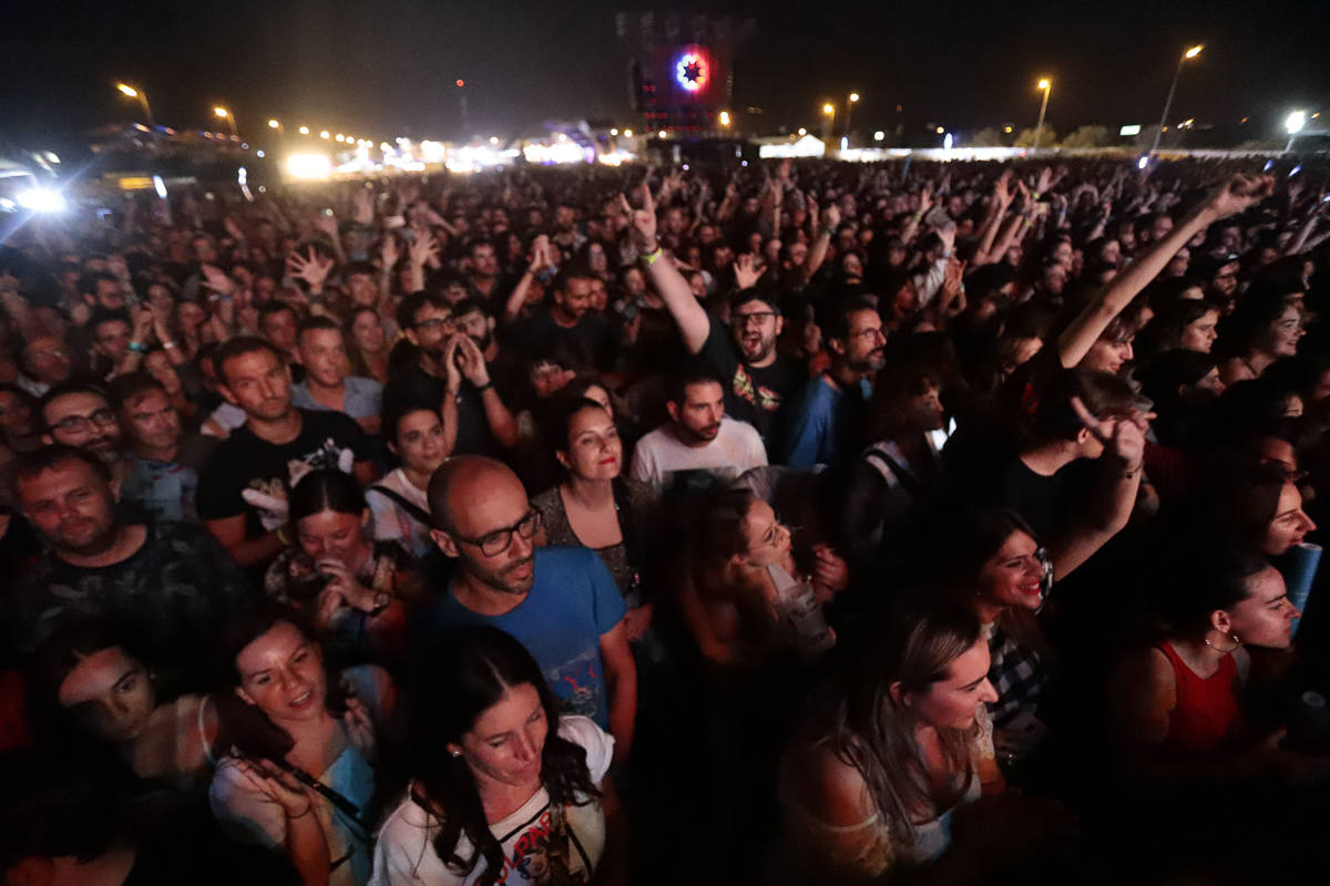 El festival con el que 'acaba el verano' reúne a miles de personas en el Cortijo del Conde de Granada 