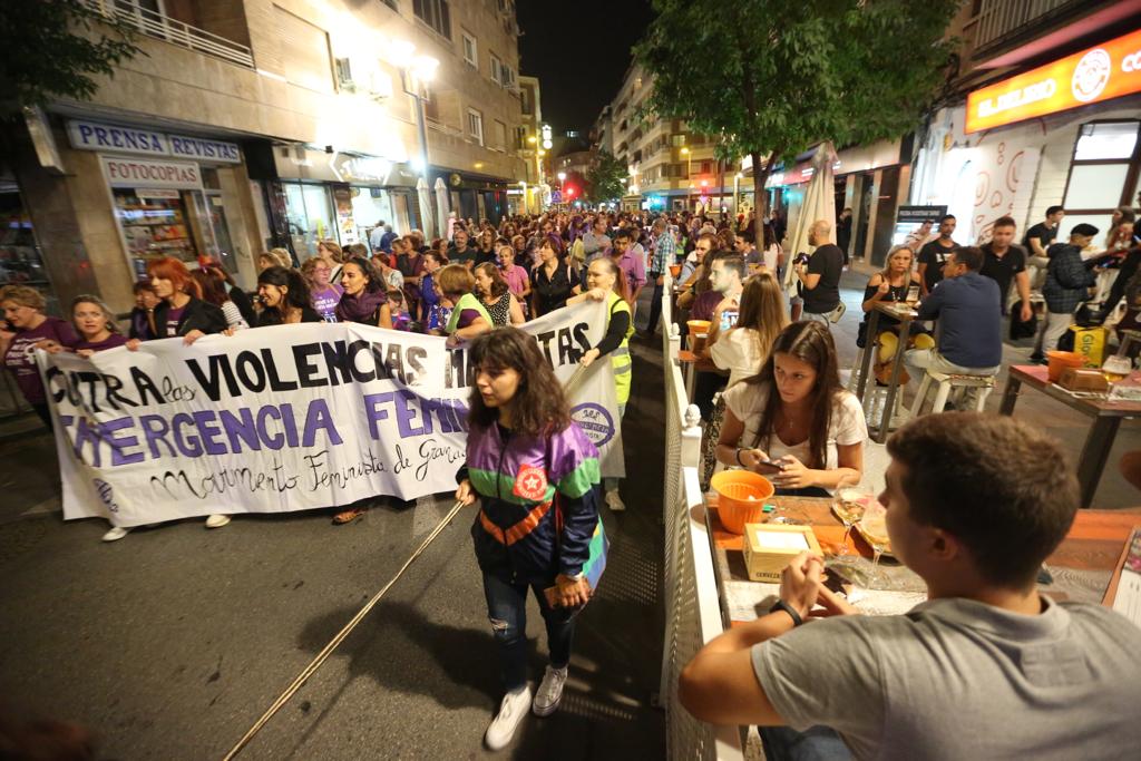 Miles de personas convierten el Centro de la ciudad en violeta con una movilización para exigir seguridad «al volver a casa» y acabar con las muertes por violencia de género 