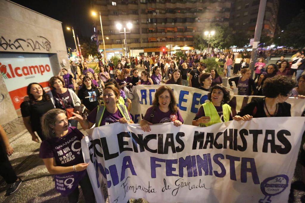 Miles de personas convierten el Centro de la ciudad en violeta con una movilización para exigir seguridad «al volver a casa» y acabar con las muertes por violencia de género 