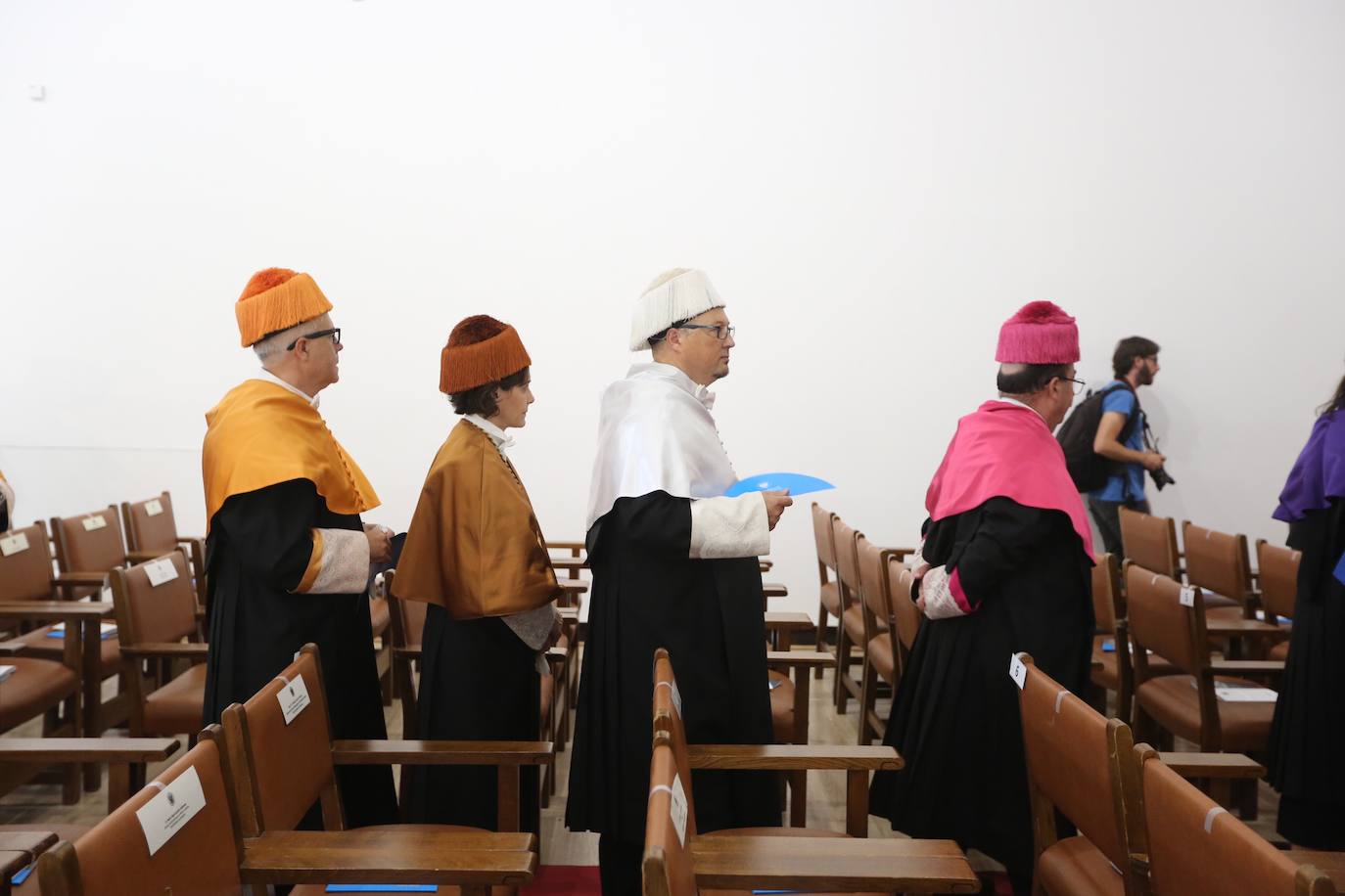 En la sede del Rectorado se celebró el acto académico que contó con una gran asistencia de miembros de la comunidad universitaria así como destacados representantes de otras instituciones y entidades públicas