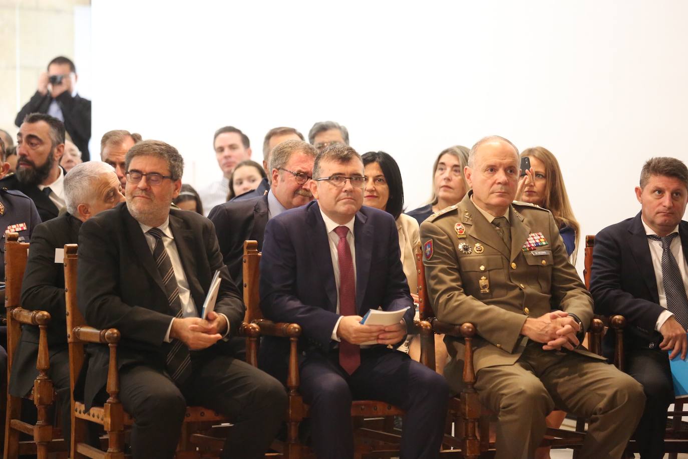 En la sede del Rectorado se celebró el acto académico que contó con una gran asistencia de miembros de la comunidad universitaria así como destacados representantes de otras instituciones y entidades públicas