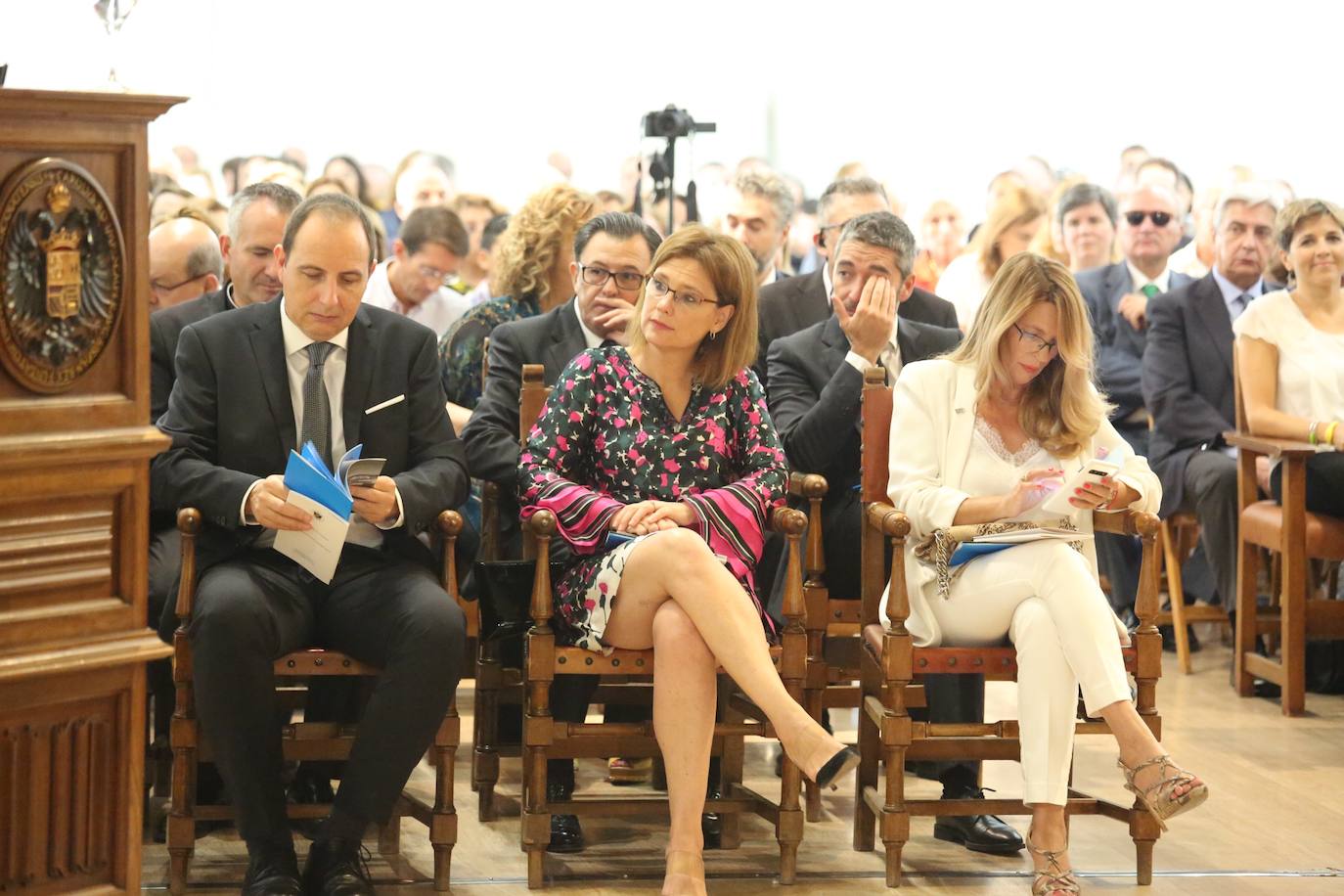 En la sede del Rectorado se celebró el acto académico que contó con una gran asistencia de miembros de la comunidad universitaria así como destacados representantes de otras instituciones y entidades públicas