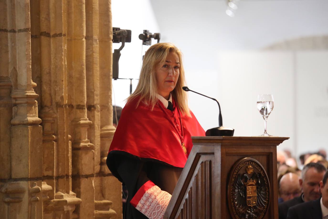 En la sede del Rectorado se celebró el acto académico que contó con una gran asistencia de miembros de la comunidad universitaria así como destacados representantes de otras instituciones y entidades públicas