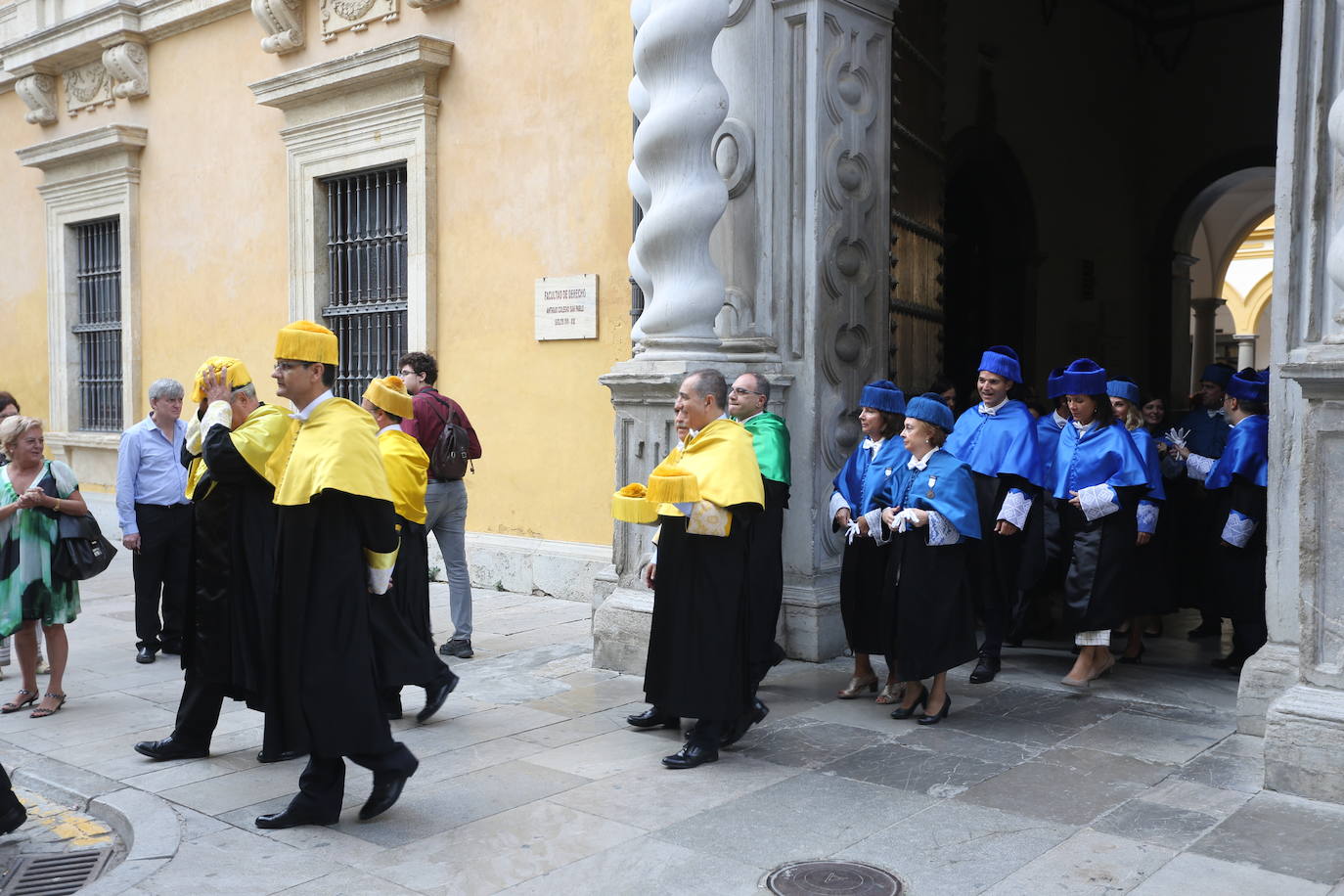 En la sede del Rectorado se celebró el acto académico que contó con una gran asistencia de miembros de la comunidad universitaria así como destacados representantes de otras instituciones y entidades públicas