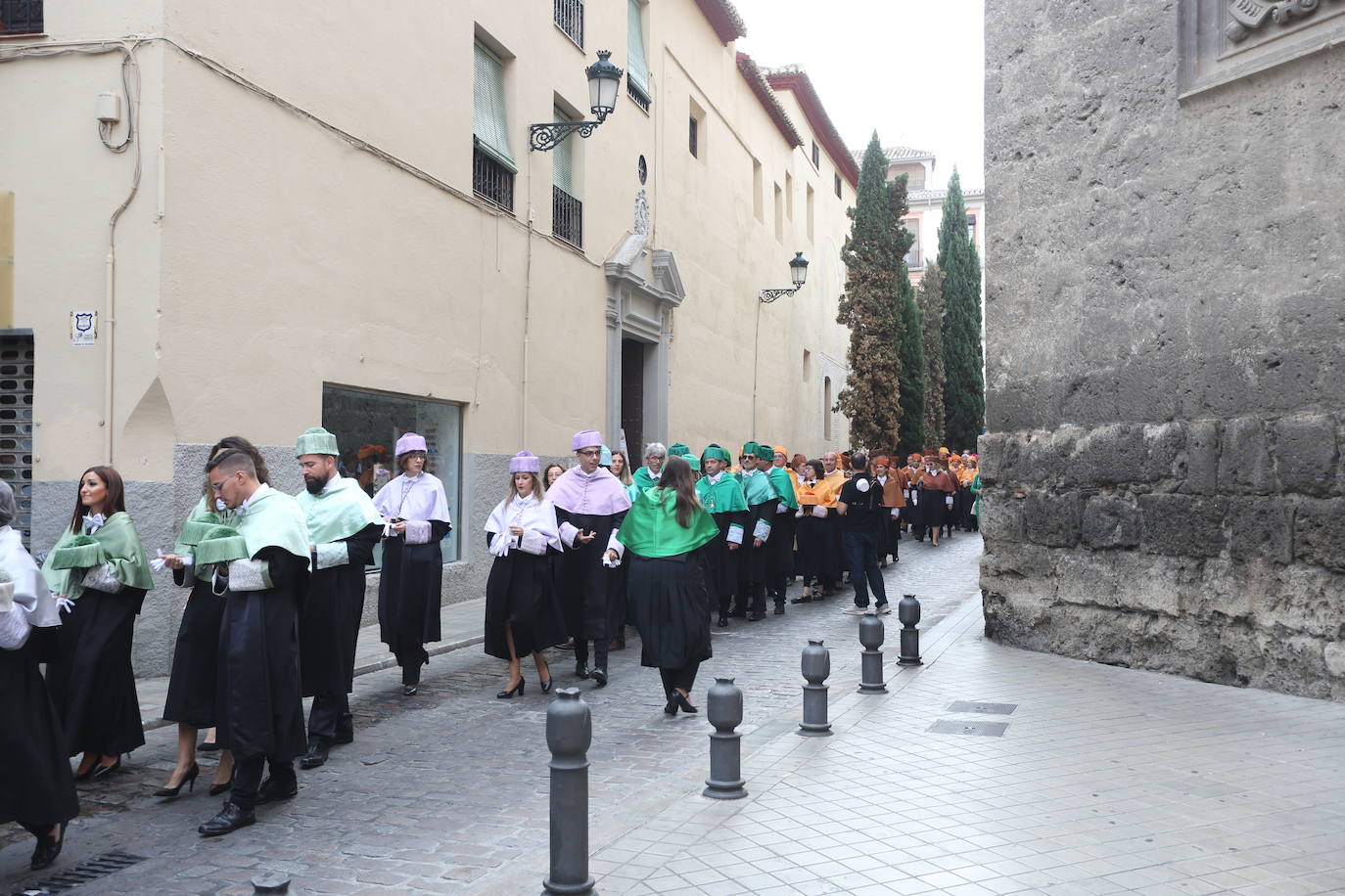 En la sede del Rectorado se celebró el acto académico que contó con una gran asistencia de miembros de la comunidad universitaria así como destacados representantes de otras instituciones y entidades públicas