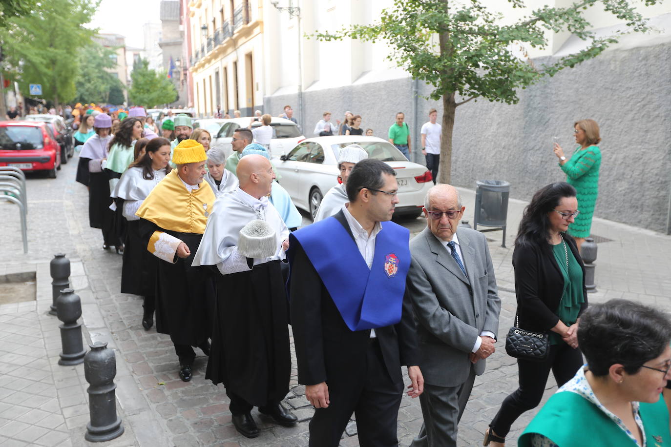 En la sede del Rectorado se celebró el acto académico que contó con una gran asistencia de miembros de la comunidad universitaria así como destacados representantes de otras instituciones y entidades públicas