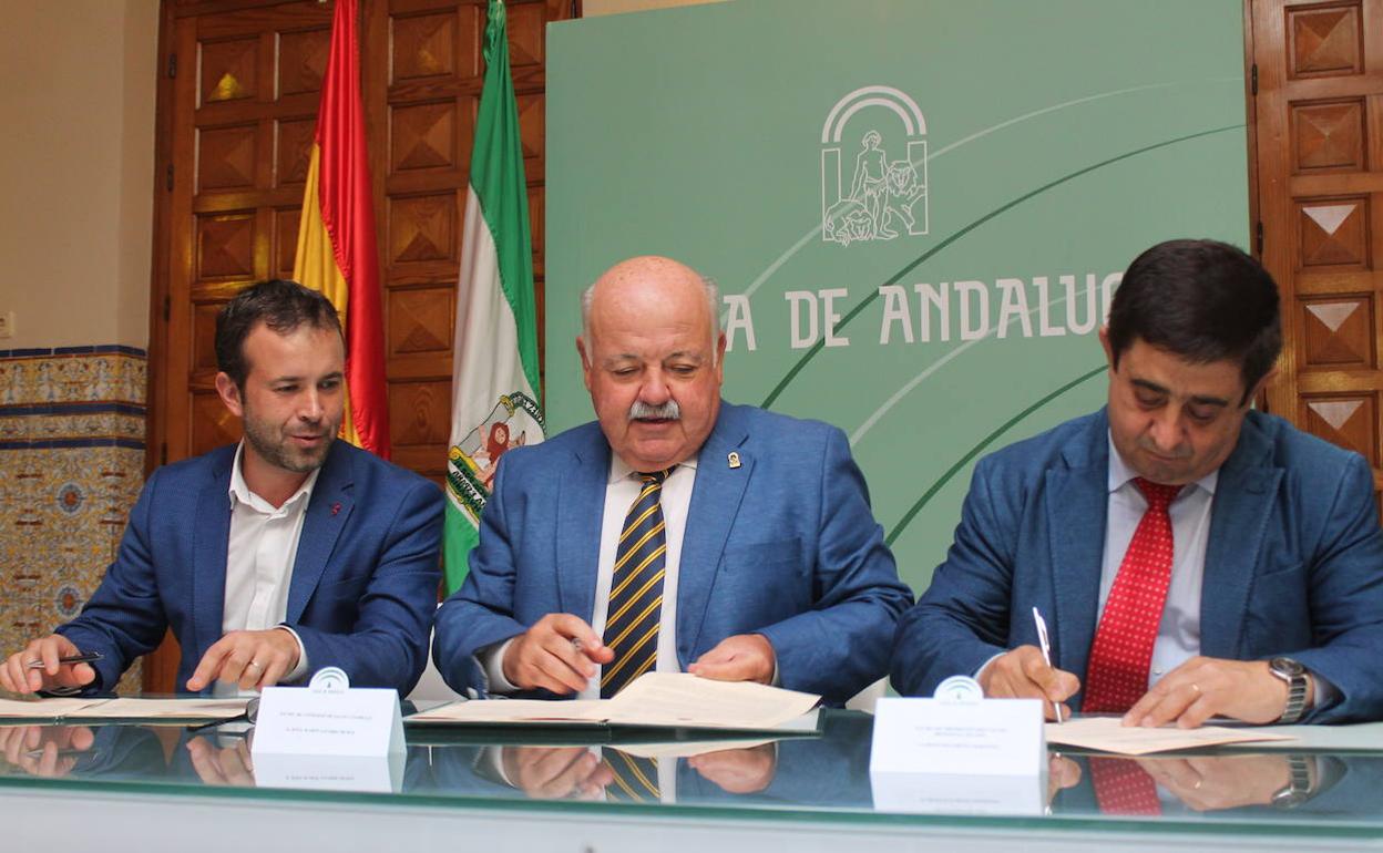 El alcalde de Jaén, el consejero de Salud y el presidente de la Diputación firman la cesión. 