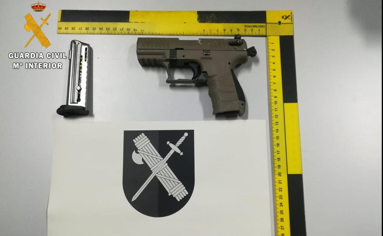 Sucesos en Granada | La Guardia Civil requisa una pistola y cuatro fusiles en dos controles de carretera