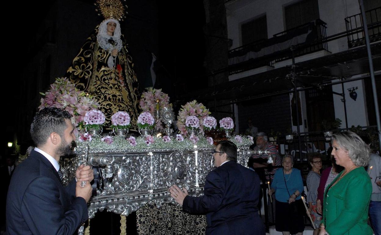 Petalás, música y cánticos para la Virgen de los Dolores de Lanjarón