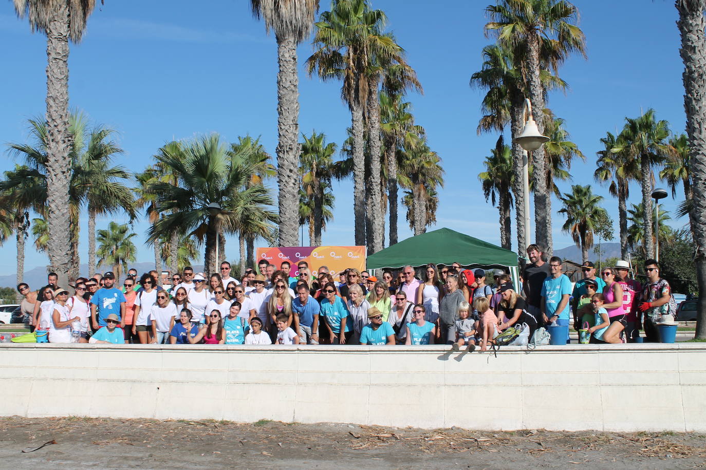 Más de mil personas se reúnen en cuatro municipios costeros de Granada y logran retirar más de 100.000 colillas y 900 kilos de basura en una hora 