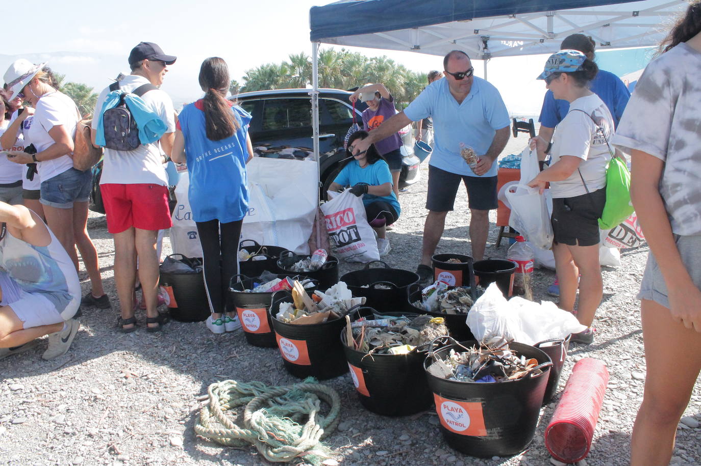 Más de mil personas se reúnen en cuatro municipios costeros de Granada y logran retirar más de 100.000 colillas y 900 kilos de basura en una hora 