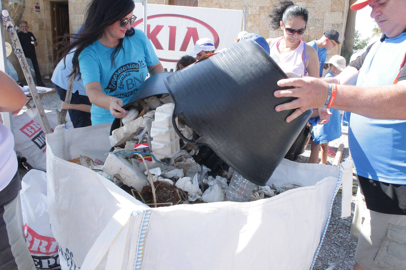 Más de mil personas se reúnen en cuatro municipios costeros de Granada y logran retirar más de 100.000 colillas y 900 kilos de basura en una hora 