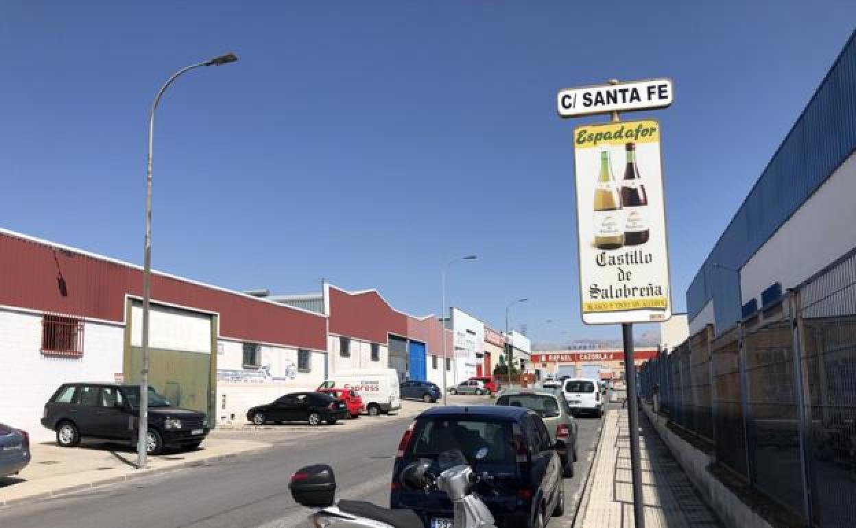 Calle Santa Fe del Polígono de Juncaril, donde estaban las dos naves