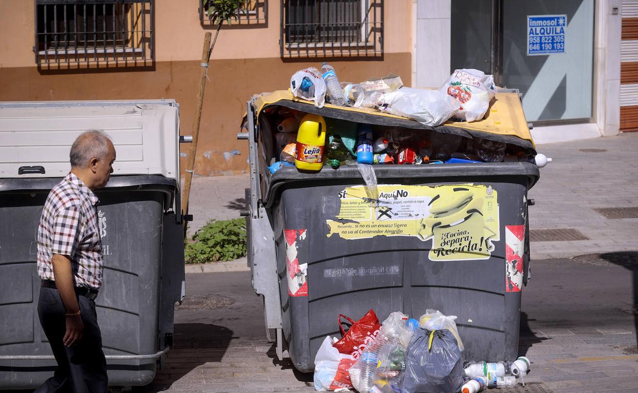 Así estaban hoy muchos de los contenedores de Motril.