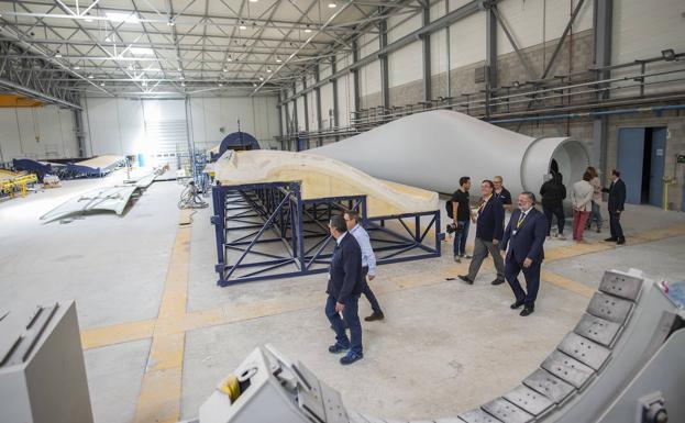 El delegado del Gobierno de la Junta en Granada, en su visita a la fábrica de palas en Ferreira. 