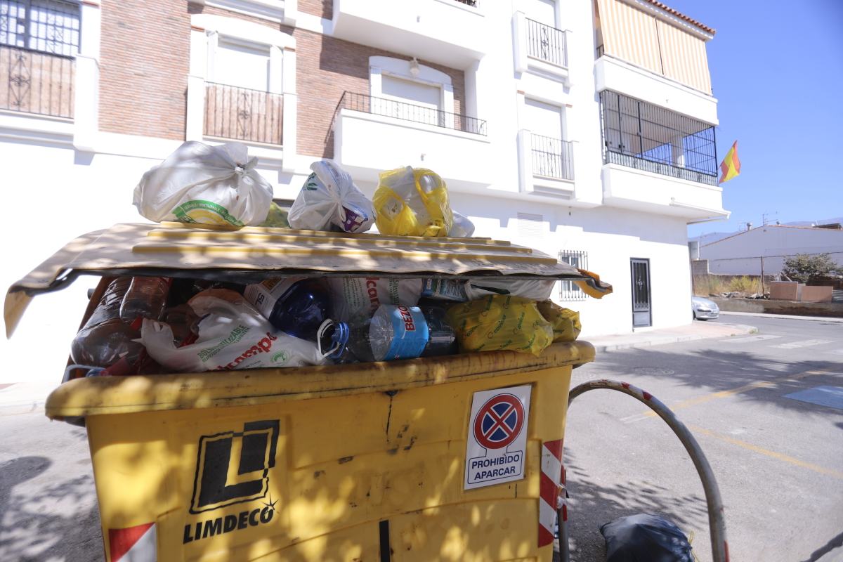 El único camión operativo no tiene tiempo de realizar el recorrido completo por la noche y lo termina por la mañana 