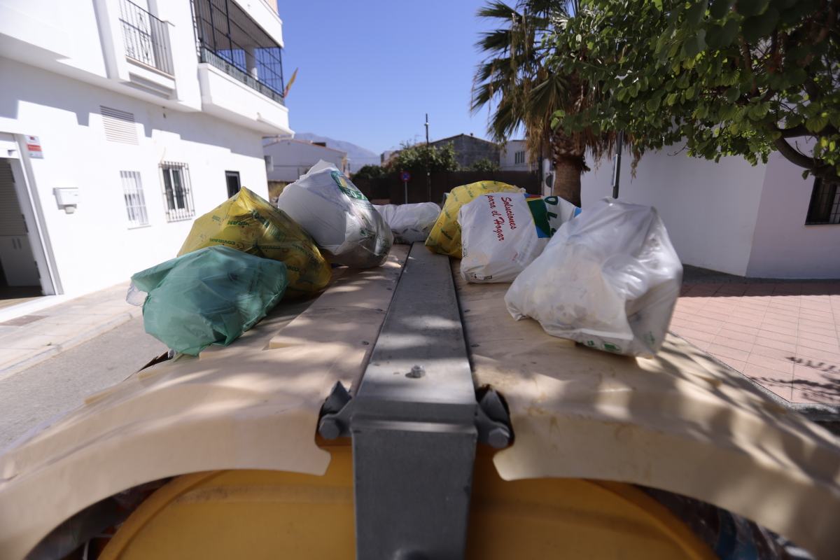 El único camión operativo no tiene tiempo de realizar el recorrido completo por la noche y lo termina por la mañana 