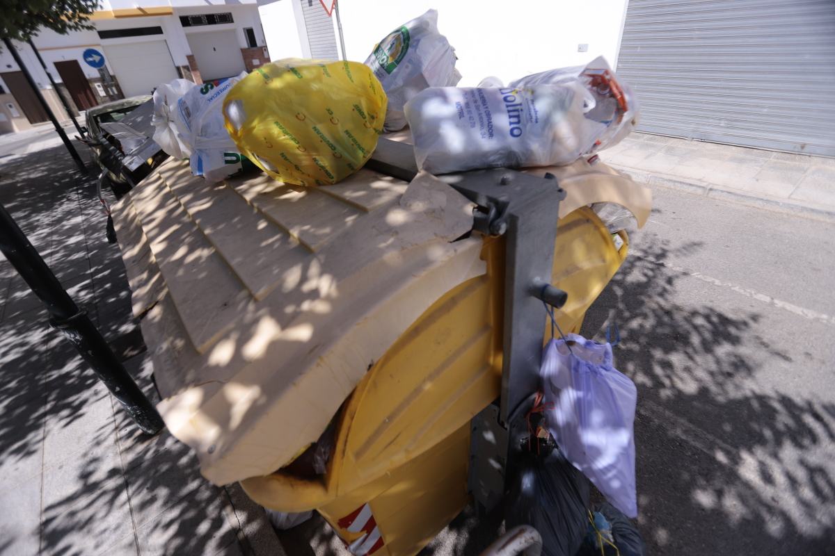 El único camión operativo no tiene tiempo de realizar el recorrido completo por la noche y lo termina por la mañana 